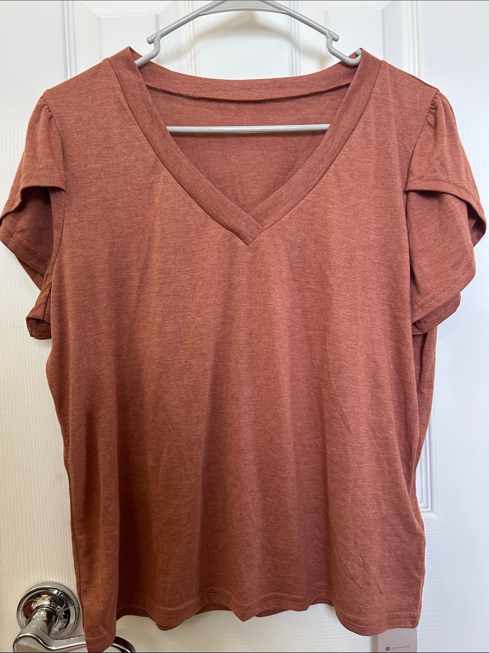 V-Neck Short Sleeve Tee in Rust